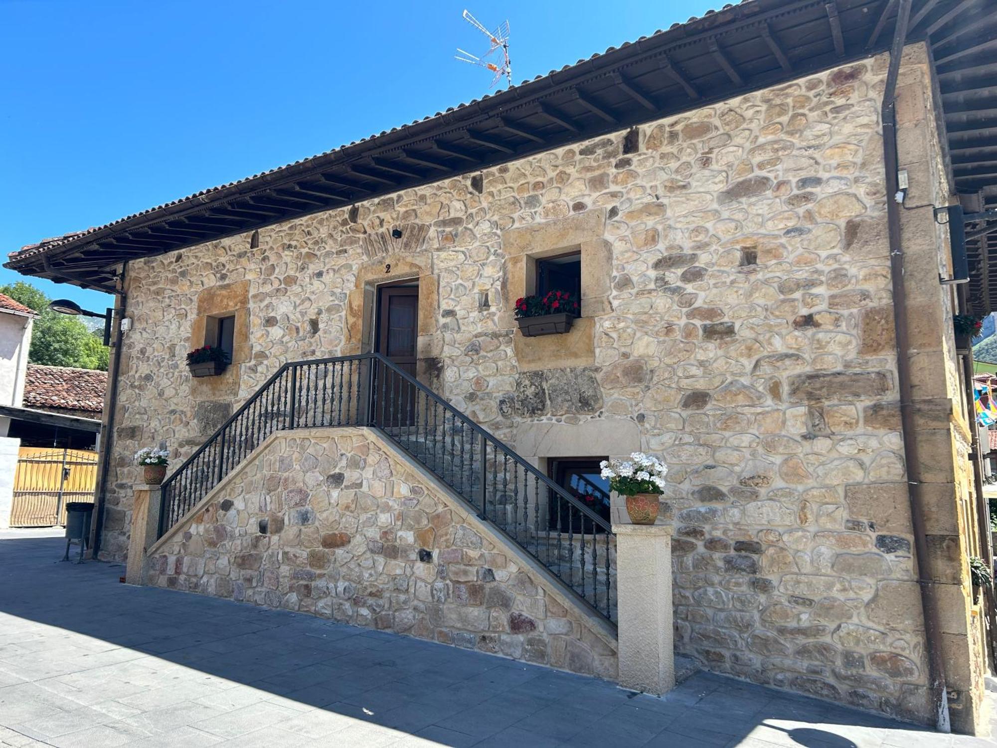 Apartamentos San Roque Arenas De Cabrales Exteriör bild