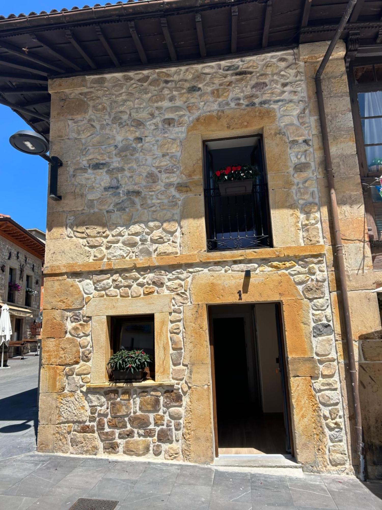 Apartamentos San Roque Arenas De Cabrales Exteriör bild